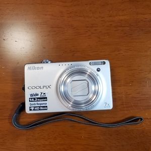 Nikon coolpix s600 camera